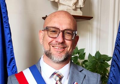 photo marc CELLAI maire avec écharpe