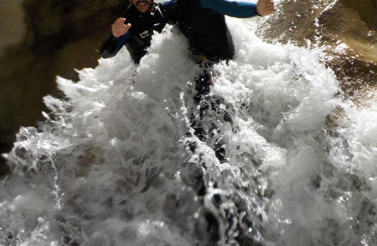 Toboggan aquatique dans le canyon de Saint Auban avec ROCKSIDERS - 